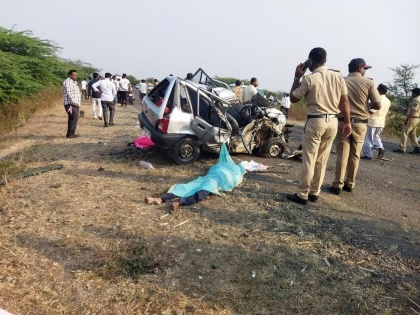 Three killed after car and truck collide in Solapur | Three killed after car and truck collide in Solapur