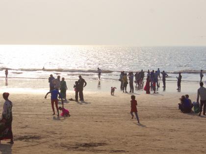 Mumbai: Juhu beach closed for visitors due to high tides | Mumbai: Juhu beach closed for visitors due to high tides