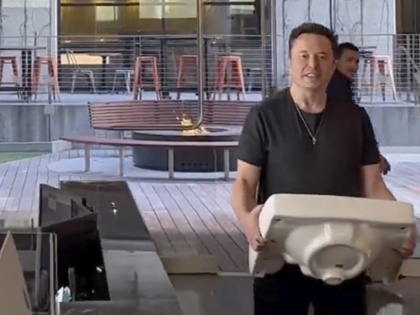 Elon Musk visits Twitter carrying sink | Elon Musk visits Twitter carrying sink