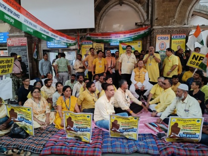 Railway Workers’ Hunger Strike in Mumbai, Demanding Pension Scheme Revamp | Railway Workers’ Hunger Strike in Mumbai, Demanding Pension Scheme Revamp