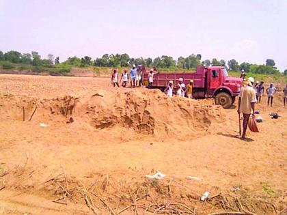 Maha revenue dept carries raid at Kalher Creek to curb illegal sand dredging | Maha revenue dept carries raid at Kalher Creek to curb illegal sand dredging