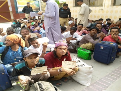 200 Indian fishermen released from Pakistan jail reach Gujarat | 200 Indian fishermen released from Pakistan jail reach Gujarat