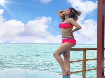 Hina Khan flaunts her perfect curves in red bikini | Hina Khan flaunts her perfect curves in red bikini