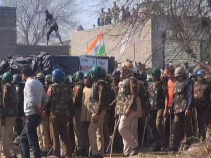 'Delhi Chalo' March: Clash Between Farmers and Police Leaves Officer Injured In Haryana's Hisar, Tear Gas Used | 'Delhi Chalo' March: Clash Between Farmers and Police Leaves Officer Injured In Haryana's Hisar, Tear Gas Used