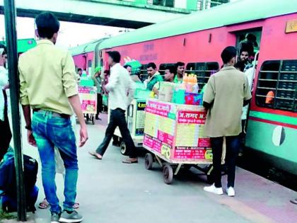 3 crores worth of fine charged from 24,334 non-permit vendors in Central Railways | 3 crores worth of fine charged from 24,334 non-permit vendors in Central Railways
