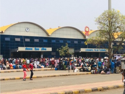 COVID-19: Migrant workers crowd outside LTT station amid talks of complete lockdown | COVID-19: Migrant workers crowd outside LTT station amid talks of complete lockdown