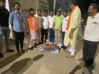BJP workers burn Jagadish Shettar's portrait in Davangere | BJP workers burn Jagadish Shettar's portrait in Davangere