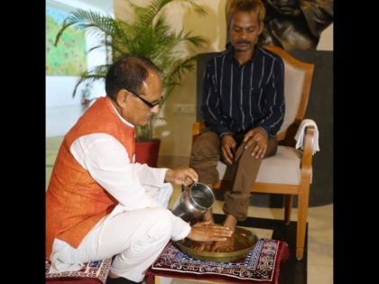 Madhya Pradesh CM Shivraj Singh Chouhan washes feet of urination incident victim, apologises to him | Madhya Pradesh CM Shivraj Singh Chouhan washes feet of urination incident victim, apologises to him