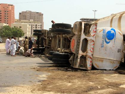 Oil tanker overturns on Mumbai-Ahmedabad highway; traffic disrupted | Oil tanker overturns on Mumbai-Ahmedabad highway; traffic disrupted Oil tanker overturns on Mumbai-Ahmedabad highway; traffic disrupted | Oil tanker overturns on Mumbai-Ahmedabad highway; traffic disrupted