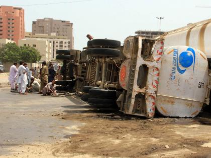 Oil tanker overturns on Mumbai-Ahmedabad highway; traffic disrupted | Oil tanker overturns on Mumbai-Ahmedabad highway; traffic disrupted