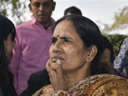 Lawyer of convicts delaying justice by misguiding the court, says Nirbhaya's Mother | Lawyer of convicts delaying justice by misguiding the court, says Nirbhaya's Mother Lawyer of convicts delaying justice by misguiding the court, says Nirbhaya's Mother | Lawyer of convicts delaying justice by misguiding the court, says Nirbhaya's Mother