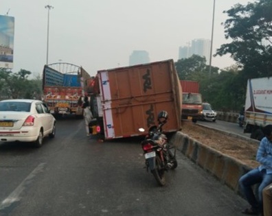 Mumbai Traffic Update: Overturned Container Slows Thane-Belapur Road; Commuters Advised MIDC Diversion | Mumbai Traffic Update: Overturned Container Slows Thane-Belapur Road; Commuters Advised MIDC Diversion