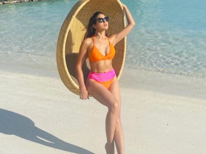 Sara Ali Khan exudes hotness in a orange and pink bikini | Sara Ali Khan exudes hotness in a orange and pink bikini