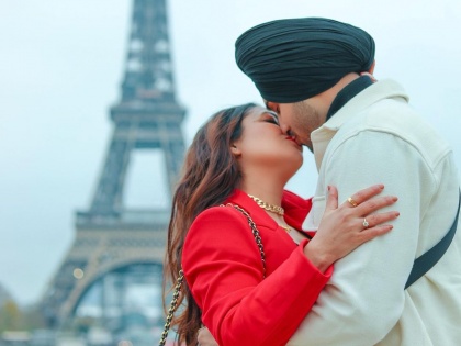 Neha Kakkar, Rohanpreet Singh share a steamy kiss in front of Eiffel Tower | Neha Kakkar, Rohanpreet Singh share a steamy kiss in front of Eiffel Tower