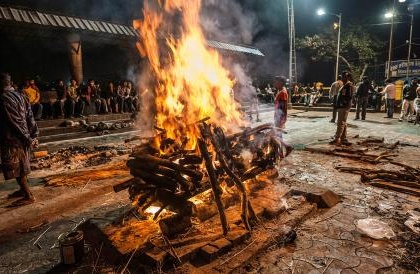 Shocking! Bodies of 8 COVID-19 victims cremated on one pyre by municipal officials | Shocking! Bodies of 8 COVID-19 victims cremated on one pyre by municipal officials