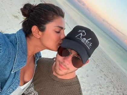 Priyanka Chopra enjoys romantic beach vacation with hubby Nick Jonas | Priyanka Chopra enjoys romantic beach vacation with hubby Nick Jonas