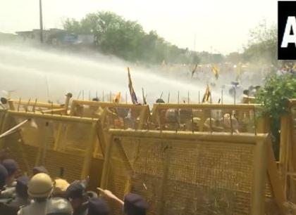 Arvind Kejriwal Arrest: Police Use Water Cannons Against Protesting AAP Supporters in Punjab (Watch Video) | Arvind Kejriwal Arrest: Police Use Water Cannons Against Protesting AAP Supporters in Punjab (Watch Video)