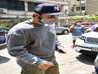 Another health scare for Ranbir Kapoor, actor spotted outside clinic? | Another health scare for Ranbir Kapoor, actor spotted outside clinic?