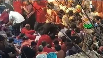 Stampede in Jabalpur: 5 Injured After Stage Collapses During PM Modi's Roadshow in Madhya Pradesh (Watch Video) | Stampede in Jabalpur: 5 Injured After Stage Collapses During PM Modi's Roadshow in Madhya Pradesh (Watch Video)
