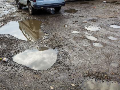 Palghar: Accident caused by potholes on road led to arrest of two chain snatchers | Palghar: Accident caused by potholes on road led to arrest of two chain snatchers Palghar: Accident caused by potholes on road led to arrest of two chain snatchers | Palghar: Accident caused by potholes on road led to arrest of two chain snatchers