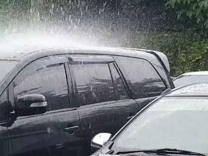 Heavy rain falls on just one car, during storm in Indonesia, onlookers shocked | Heavy rain falls on just one car, during storm in Indonesia, onlookers shocked