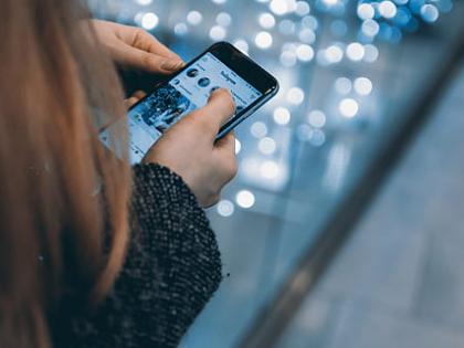 Pune: 19-year-old girl commits suicide after father scolds her for phone usage | Pune: 19-year-old girl commits suicide after father scolds her for phone usage Pune: 19-year-old girl commits suicide after father scolds her for phone usage | Pune: 19-year-old girl commits suicide after father scolds her for phone usage