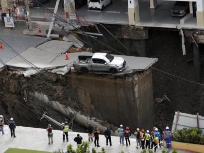 Bangkok Road Collapse Creates Massive Sinkhole, Buildings Evacuated and Traffic Disrupted (Watch Video) | Bangkok Road Collapse Creates Massive Sinkhole, Buildings Evacuated and Traffic Disrupted (Watch Video)