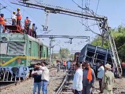Madhya Pradesh Train Accident: Good Train Derails at Khandwa Railway Station (Watch Video) | Madhya Pradesh Train Accident: Good Train Derails at Khandwa Railway Station (Watch Video)