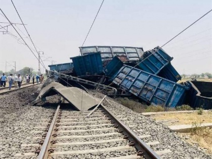 Amid coal crisis in country, Coal laden train derails in UP | Amid coal crisis in country, Coal laden train derails in UP
