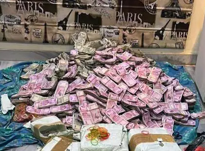ED seizes ₹28 crore cash, 5kg gold from Bengal Minister's flat | ED seizes ₹28 crore cash, 5kg gold from Bengal Minister's flat ED seizes ₹28 crore cash, 5kg gold from Bengal Minister's flat | ED seizes ₹28 crore cash, 5kg gold from Bengal Minister's flat