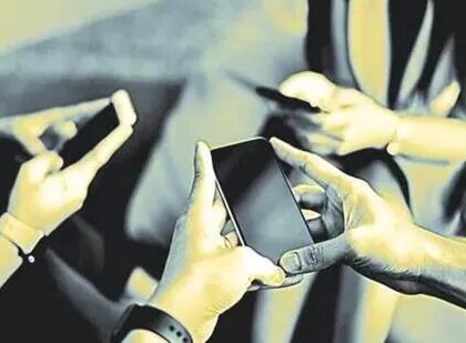 Maharashtra: Yavatmal village bans mobile phones for children below 18 years | Maharashtra: Yavatmal village bans mobile phones for children below 18 years