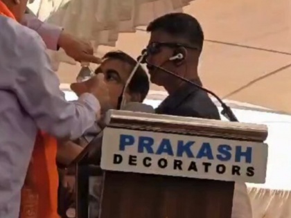 Nitin Gadkari Faints on Stage During Election Rally in Maharashtra's Yavatmal (Watch Video) | Nitin Gadkari Faints on Stage During Election Rally in Maharashtra's Yavatmal (Watch Video)