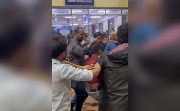 Mob Brutally Beats Muslim Youth For Going Out With Hindu Girl At Bandra Terminus | Mob Brutally Beats Muslim Youth For Going Out With Hindu Girl At Bandra Terminus