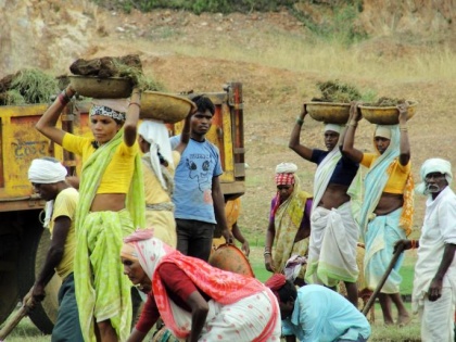 Nashik: Graduates and Class 12 Pass-outs opt for MGNREGA labour work | Nashik: Graduates and Class 12 Pass-outs opt for MGNREGA labour work
