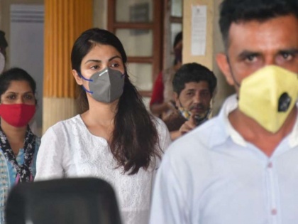 Rhea spotted at Santacruz police station as per court orders, a day after her release from jail | Rhea spotted at Santacruz police station as per court orders, a day after her release from jail