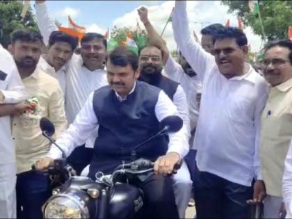 Fadnavis participates in Tiranga rally, rides bullet in Wardha | Fadnavis participates in Tiranga rally, rides bullet in Wardha