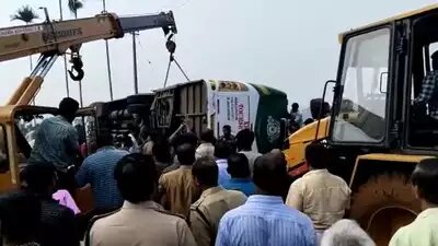 Over 20 Sabarimala pilgrims from Andhra Pradesh injured after bus overturns in Kerala | Over 20 Sabarimala pilgrims from Andhra Pradesh injured after bus overturns in Kerala