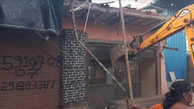 Mumbai: Civic body demolishes office of Uddhav-led Shiv Sena in Kalyan | Mumbai: Civic body demolishes office of Uddhav-led Shiv Sena in Kalyan Mumbai: Civic body demolishes office of Uddhav-led Shiv Sena in Kalyan | Mumbai: Civic body demolishes office of Uddhav-led Shiv Sena in Kalyan