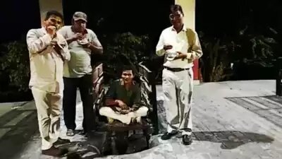 Maharashtra: Man from Kalyan celebrates 44th birthday at crematorium | Maharashtra: Man from Kalyan celebrates 44th birthday at crematorium Maharashtra: Man from Kalyan celebrates 44th birthday at crematorium | Maharashtra: Man from Kalyan celebrates 44th birthday at crematorium
