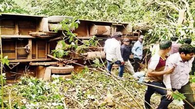 Maharashtra: 15 students injured, after bus accident near Lohagad fort in Pune | Maharashtra: 15 students injured, after bus accident near Lohagad fort in Pune
