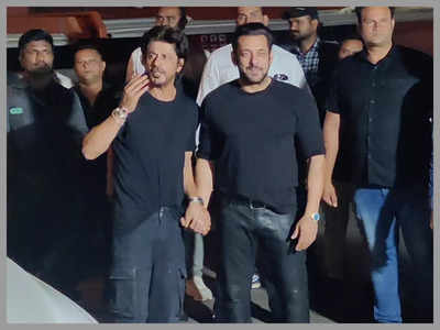Shah Rukh Khan twins in black with Salman Khan at Sultan's 57 birthday | Shah Rukh Khan twins in black with Salman Khan at Sultan's 57 birthday Shah Rukh Khan twins in black with Salman Khan at Sultan's 57 birthday | Shah Rukh Khan twins in black with Salman Khan at Sultan's 57 birthday