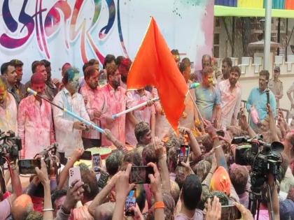 CM Eknath Shinde celebrates Holi with supporters in Thane | CM Eknath Shinde celebrates Holi with supporters in Thane