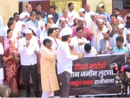 Maha opposition leaders held unique singing protest against govt over corruption | Maha opposition leaders held unique singing protest against govt over corruption