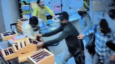 Nashik: Armed Robbers Storm Jewellery Store, Brave Employees Fight Them Off | Nashik: Armed Robbers Storm Jewellery Store, Brave Employees Fight Them Off Nashik: Armed Robbers Storm Jewellery Store, Brave Employees Fight Them Off | Nashik: Armed Robbers Storm Jewellery Store, Brave Employees Fight Them Off