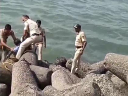 Marine Drive police rescue drowning man; video goes viral | Marine Drive police rescue drowning man; video goes viral