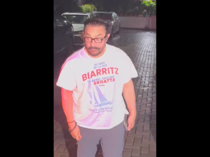 Aamir Khan Goes Casual in Viral Monsoon Moment; Greets Paparazzi Outside Mumbai Home (Watch Video) | Aamir Khan Goes Casual in Viral Monsoon Moment; Greets Paparazzi Outside Mumbai Home (Watch Video) Aamir Khan Goes Casual in Viral Monsoon Moment; Greets Paparazzi Outside Mumbai Home (Watch Video) | Aamir Khan Goes Casual in Viral Monsoon Moment; Greets Paparazzi Outside Mumbai Home (Watch Video)