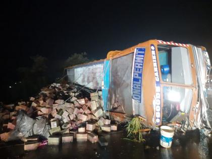 5 injured as truck overturns on Mumbai-Bengaluru highway | 5 injured as truck overturns on Mumbai-Bengaluru highway