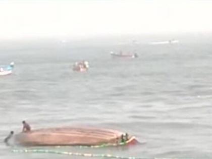 Boat carrying 16 fishermen capsizes in Kerala's Muthalapozhi | Boat carrying 16 fishermen capsizes in Kerala's Muthalapozhi