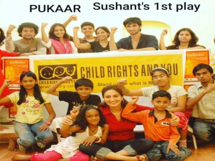 An unseen picture of Sushant Singh Rajput posing with the team of his first play surfaces online | An unseen picture of Sushant Singh Rajput posing with the team of his first play surfaces online