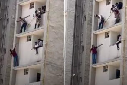 Ahmedabad: Wanted Criminal Threatens to Jump From 5th Floor to Escape Police; Video of Dramatic Standoff Goes Viral | Ahmedabad: Wanted Criminal Threatens to Jump From 5th Floor to Escape Police; Video of Dramatic Standoff Goes Viral